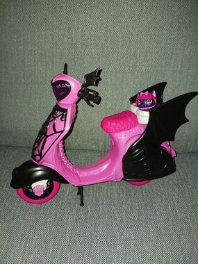 Monster High Doll Draculaura Vampire Bat Scooter